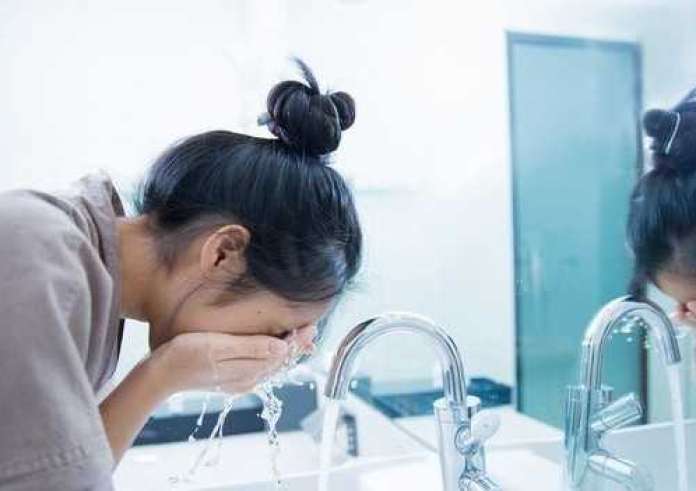 Γυναίκα με ιδιοψυχαναγκαστική διαταραχή πλένει το πρόσωπο της για 3 ώρες κάθε βράδυ