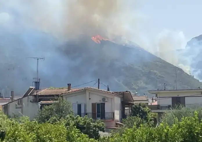 Φωτιά στο Αίγιο: Κοντά σε σπίτια οι φλόγες - Μήνυμα 112 για εκκένωση οικισμού