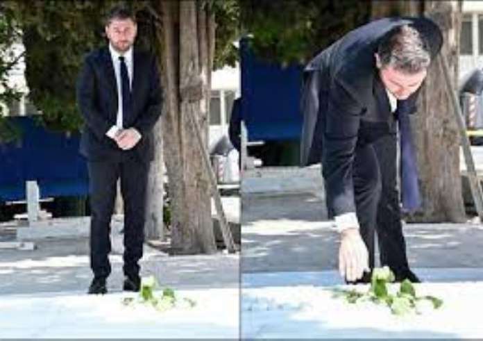 ΠΑΣΟΚ: Ο Ανδρουλάκης άφησε ένα λευκό τριαντάφυλλο στον τάφο της Φώφης Γεννηματά