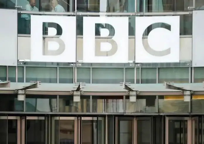 Νέα καταγγελία σε βάρος του παρουσιαστή του BBC - Νεαρό άτομο ισχυρίζεται ότι του έστειλε απειλητικά μηνύματα