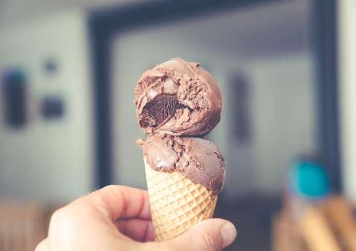 Σπιτική συνταγή για παγωτό σοκολάτας με μόνο τρία υλικά