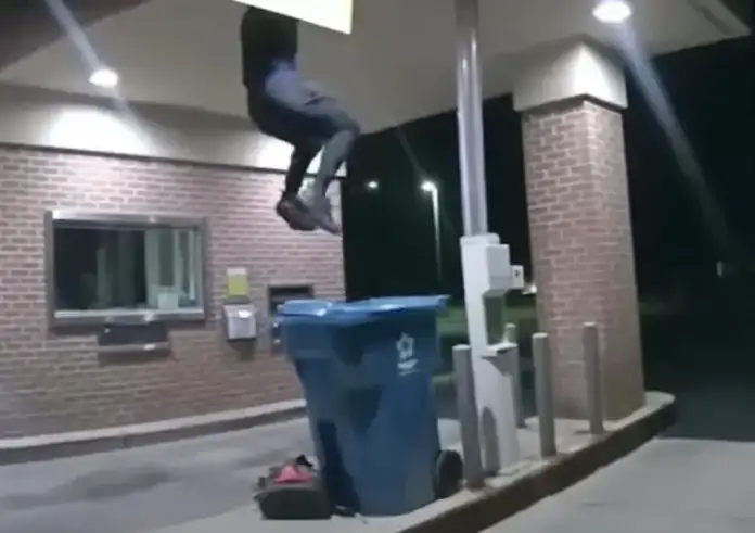 ΗΠΑ: Διαρρήκτης έπεσε σε κάδο απορριμμάτων από την οροφή και συνελήφθη (Βίντεο)