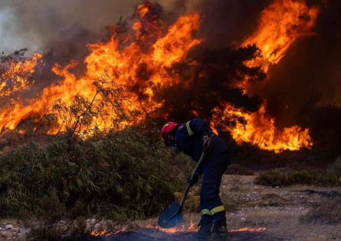 Φωτιές: Ρόδος και Κέρκυρα τα δυσκολότερα μέτωπα - Συνεχείς αναζωπυρώσεις και εκκενώσεις περιοχών