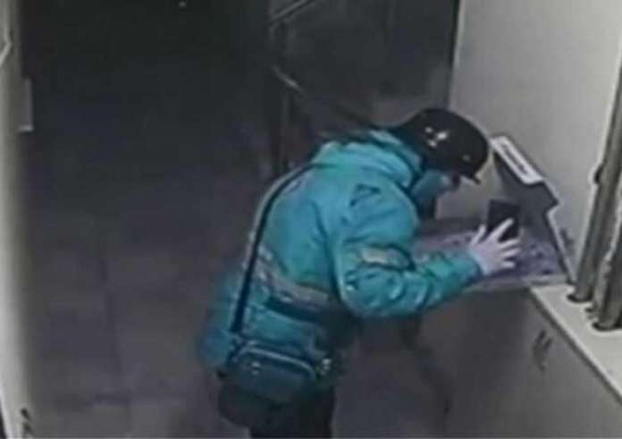 Ντελιβεράς έφτυσε σε πίτσα και κινδυνεύει με 18 χρόνια φυλακή