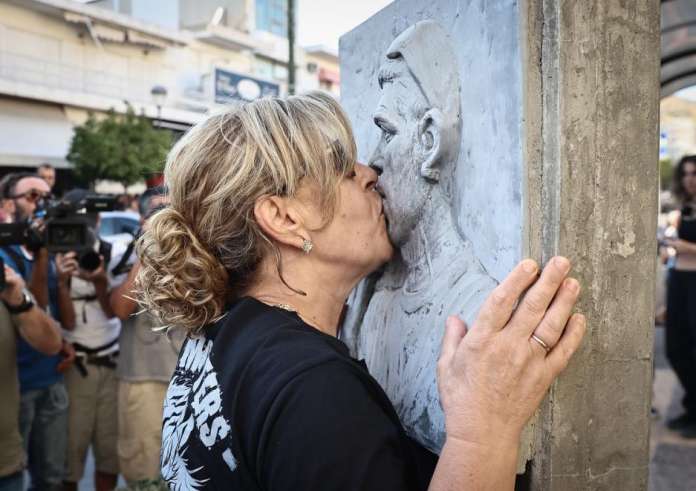 Δέκα χρόνια από τη δολοφονία του Παύλου Φύσσα – Η μητέρα του φιλά το μνημείο του στο Κερατσίνι