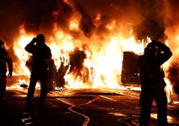 Θάνατος 17χρονου στη Γαλλία: Για ανθρωποκτονία από πρόθεση κατηγορείται ο αστυνομικός