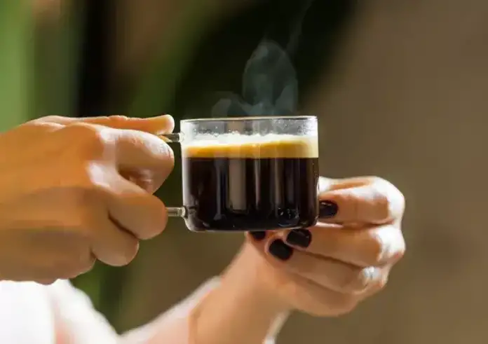 Καφές: Γιατί η κατανάλωσή του όταν κάνει ζέστη μπορεί να είναι κακή ιδέα