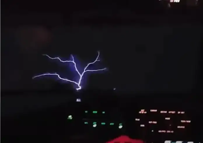 Πιλότοι καταγράφουν σπάνιο καιρικό φαινόμενο - Απίστευτες εικόνες