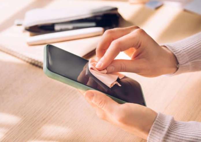 Ρόδος: Έκρηξη κινητού σε τσάντα τουρίστριας την ώρα που έκανε βόλτα