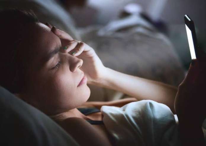 Πόσες ώρες πριν τον ύπνο πρέπει να μην ασχολείστε με το κινητό