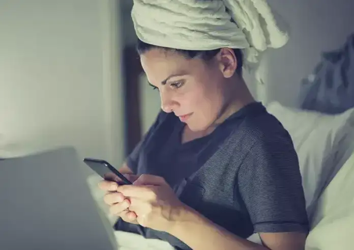 Δες τι παθαίνουν τα μαλλιά σου όταν καθυστερείς το λούσιμο – Τα σημάδια που δεν πρέπει να αγνοείς