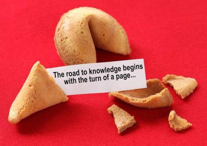 Πώς μπαίνουν τα χαρτάκια μέσα στα μπισκότα της τύχης - Δείτε βίντεο