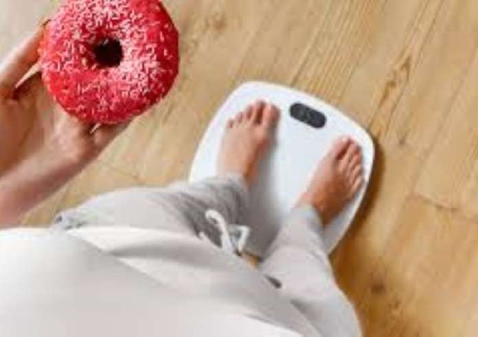 Ζύγιση πολιτών με μεζούρες και ζυγαριές στους δρόμους της Τουρκίας