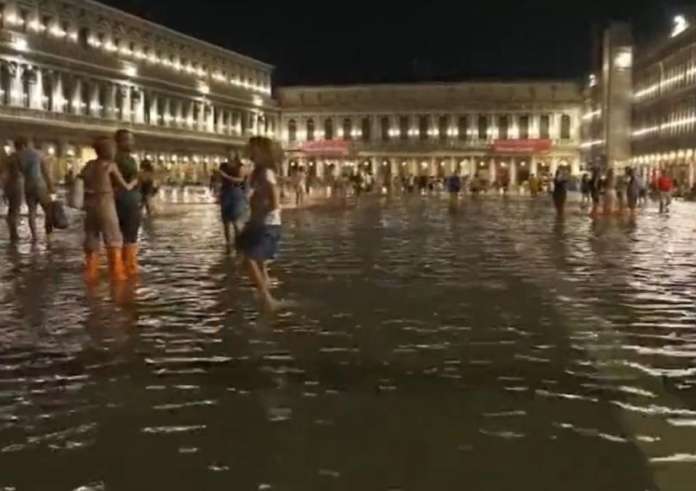 Βενετία: Σπάνια θερινή παλίρροια πλημμύρισε την πλατεία του Αγίου Μάρκου