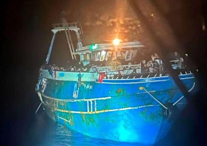 Ναυάγιο στην Πύλο: Νέα φωτογραφία από το μοιραίο σκάφος λίγο πριν βυθιστεί