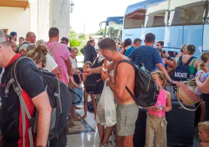 Φωτιά στη Ρόδο: Σε λειτουργία το Help Desk στο αεροδρόμιο για τους τουρίστες που έχασαν τα έγγραφά τους