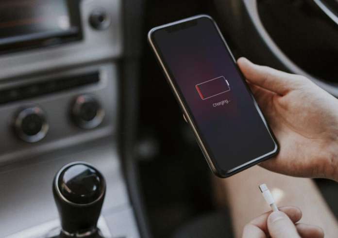 Γιατί η φόρτιση κινητού τηλεφώνου στο αυτοκίνητο κρύβει κινδύνους