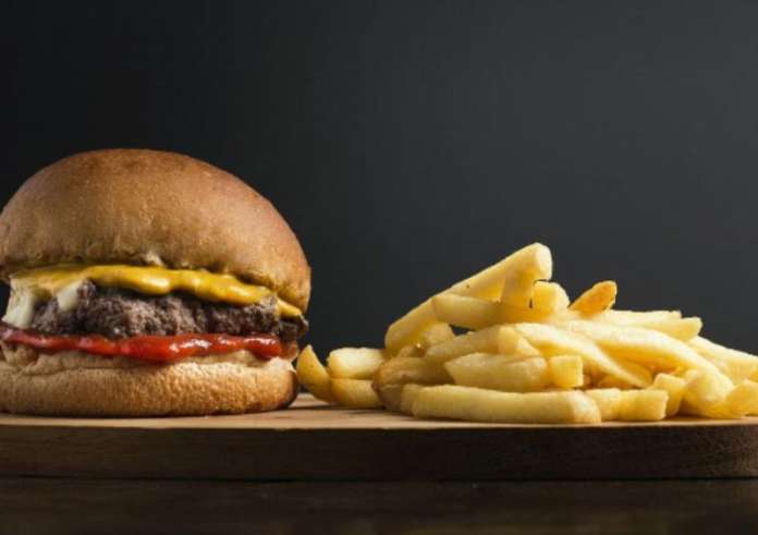 Αυτά είναι τα δύο αγαπημένα φαγητά που κάνουν το δέρμα να γερνά πιο γρήγορα