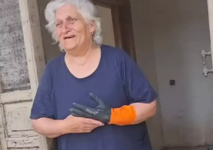 Κακοκαιρία – Θεσσαλία: Γιαγιά μεγαλώνει μόνη την εγγονούλα της μέσα στο πλημμυρισμένο της σπίτι