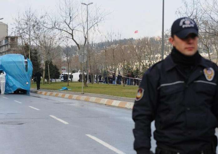 Ένοπλη επίθεση στο σουηδικό προξενείο στη Σμύρνη - Μία σοβαρά τραυματίας