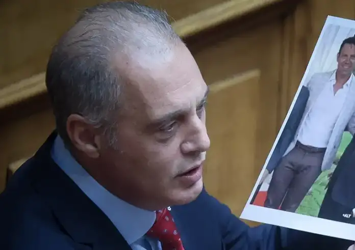 Ο Βελόπουλος ζητάει «συλλήψεις» των τράπερς και επαναφορά της ποδιάς στα σχολεία