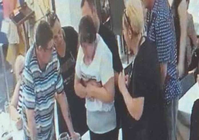 Ζάκυνθος: Σερβιτόρος έσωσε γυναίκα από πνιγμό με την λαβή Heimlich