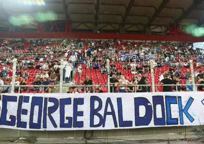 Ελλάδα – Ιρλανδία: Γέμισε πανό για τον Τζορτζ Μπάλντοκ το Καραϊσκάκη