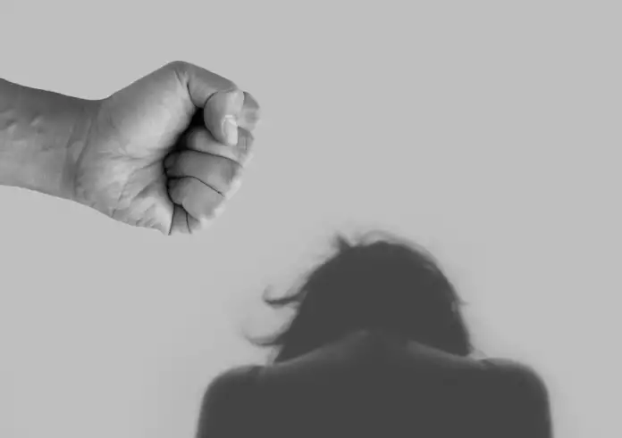 Χτύπησε τη γυναίκα του επειδή έκανε μπότοξ – Τα «γύρισε» στο δικαστήριο η 38χρονη