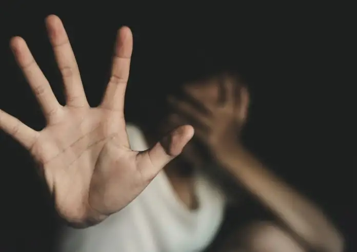 Άγρια ενδοοικογενειακή βία σε πλοίο Σαλαμίνα–Πέραμα: Συνελήφθη 63χρονος που ξυλοκόπησε τη σύζυγό του