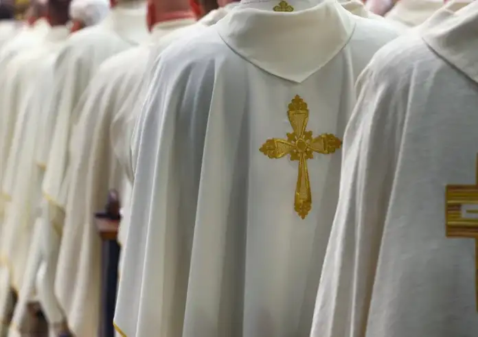 Καθολική Εκκλησία Ελλάδος - Σκάνδαλο υπεξαιρέσεων: Σπάει η σιωπή για τα ιερά εμβάσματα