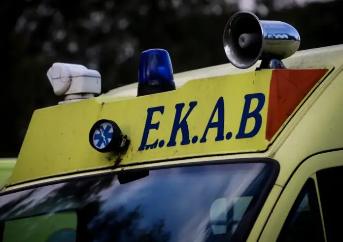 Τροχαίο στην Ακαδημίας: Αυτοκίνητο έπεσε σε κολώνα – Δυο τραυματίες