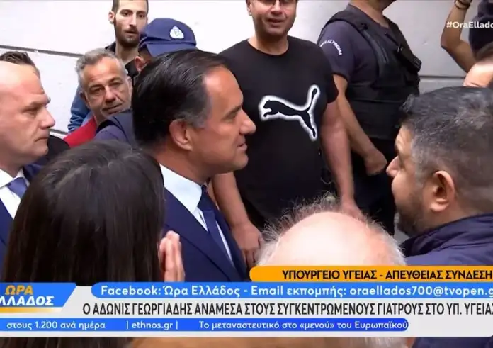 Άδωνις Γεωργιάδης: «Δεν έχει πετύχει η απεργία σας» – Ο διάλογος με τους γιατρούς και τους νοσηλευτές έξω από το υπουργείο Υγείας