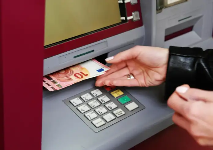 Μενίδι: «Η ηλικιωμένη ήταν πεσμένη και μέσα στα αίματα» – Πώς έγινε το επεισόδιο με τον 18χρονο μπροστά από ΑΤΜ