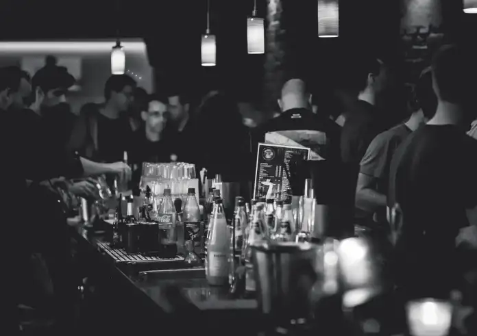 Οριστικό λουκέτο στο Club 22 για τα ποτά «μπόμπες» σε μαθητές: Νέες ανακοινώσεις από τον Δήμο Αθηναίων