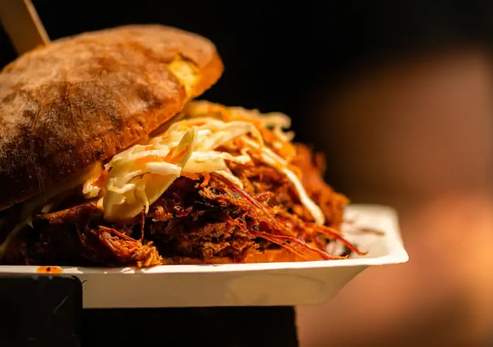 Μία γυναίκα δεν θα ξαναφάει ποτέ μπέργκερ - Έπαθε σοκ με αυτό που ήταν μέσα