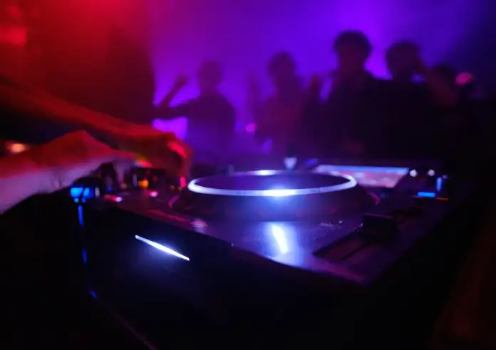 Αττική: Μαθητές λυκείων κατέληξαν σε νοσοκομεία από το αλκοόλ σε κλαμπ