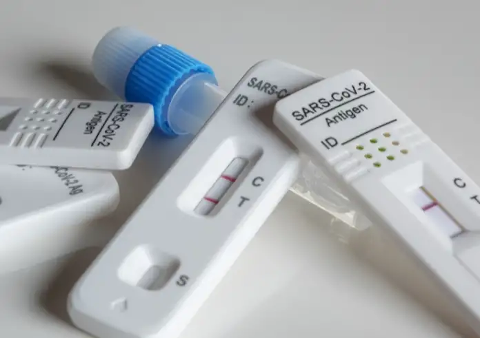 Covid-19: Αυξημένος κίνδυνος για εγκεφαλικά, εμφράγματα και θανάτους ακόμα και τρία χρόνια μετά τη νόσηση