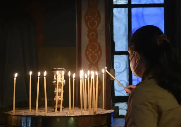 Αργολίδα: Πήγε να ανάψει κερί και έριξε τη μάντρα της εκκλησίας