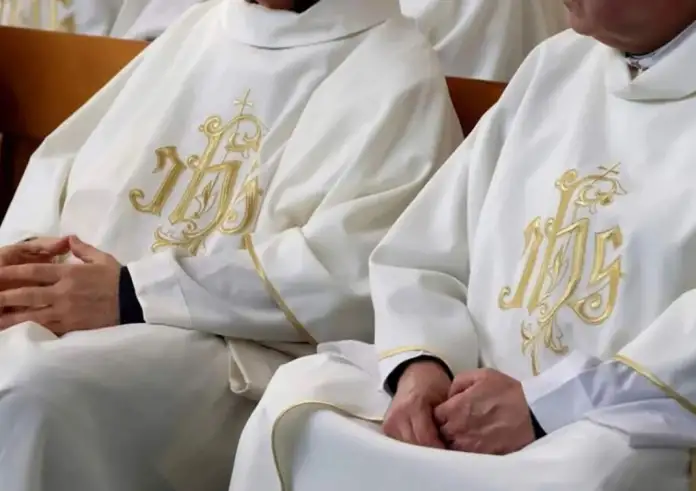 Σκάνδαλο στην ελληνική Καθολική Εκκλησία: Στο στόχαστρο των Αρχών δύο μονοπρόσωπες εταιρείες