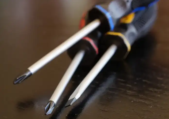 Δέκα άτομα επιτέθηκαν με κατσαβίδι σε 21χρονο στη Γλυφάδα επειδή κοίταξε το αυτοκίνητό τους