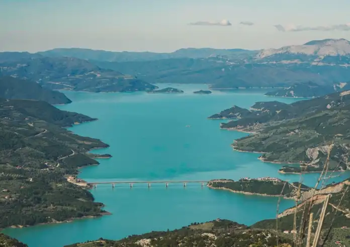 Λειψυδρία: Συναγερμός για την υδροδότηση της Αττικής – Νερό από τη λίμνη Κρεμαστών και μονάδες αφαλάτωσης στα σενάρια που εξετάζονται