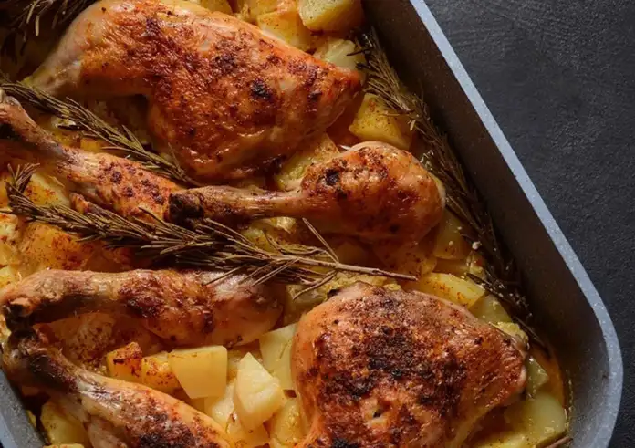 Kοτόπουλο στον φούρνο με πατάτες: Όλα τα μυστικά για ψήσιμο σαν της γιαγιάς
