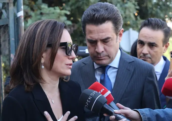 Ο λυγμός της Όλγας Κεφαλογιάννη έξω από την Ευελπίδων: «Είμαι εδώ μόνο για τα παιδιά μου»