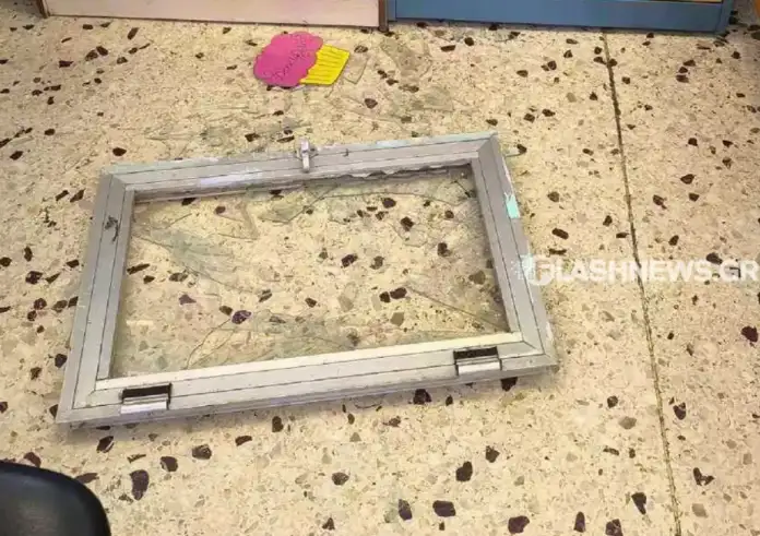 Πειραιάς: Παράθυρο νηπιαγωγείου έπεσε μέσα σε σχολική αίθουσα εν ώρα μαθήματος