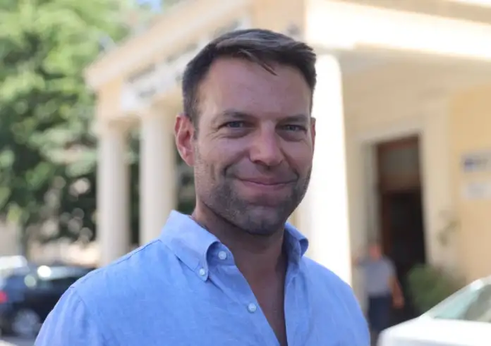 Άρθρο Κασσελάκη: «Ναι» σε κοινοβουλευτική συνεργασία ΠΑΣΟΚ -ΣΥΡΙΖΑ, «όχι» σε ανακυκλωμένες «σημιτικές» λύσεις