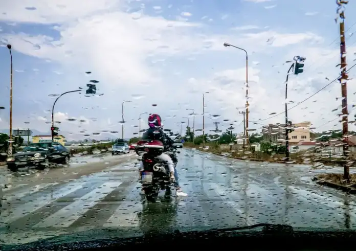 Βροχές, καταιγίδες και άνεμοι έως 7 μποφόρ – Πώς θα επηρεαστεί ο Μαραθώνιος