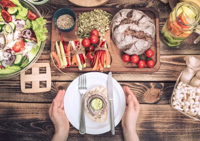 Γυναίκα που έχασε 35 κιλά σε 7 μήνες αποκαλύπτει ποιες είναι οι 10 φαινομενικά «υγιεινές» τροφές που σαμποτάρουν την απώλεια βάρους