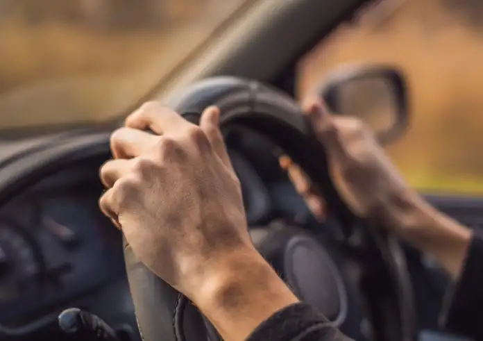 Nέος ΚΟΚ: Πιο αυστηρές ποινές στις τροχαίες παραβάσεις. Καθιερώνει την έννοια της υποτροπής και κλιμακωτό ποινολόγιο