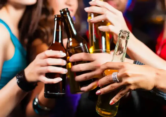 Συναγερμός για τις συνήθειες των 16χρονων: Αλκοόλ, κάπνισμα, τζόγος και εξάρτηση από οθόνες