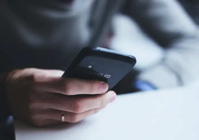 Θεσσαλονίκη: Απάτη 4,5 εκατ. ευρώ με τη βοήθεια… AI – Άνδρας ξεγέλασε αμερικανική κλινική μιμούμενος τη φωνή του προϊσταμένου